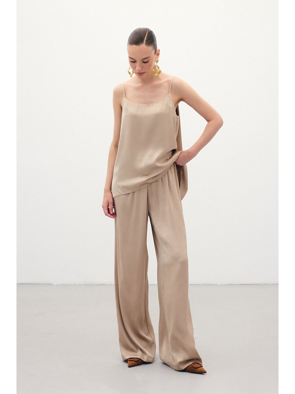 Bej Askılı Saten Bluz - Vizon-5