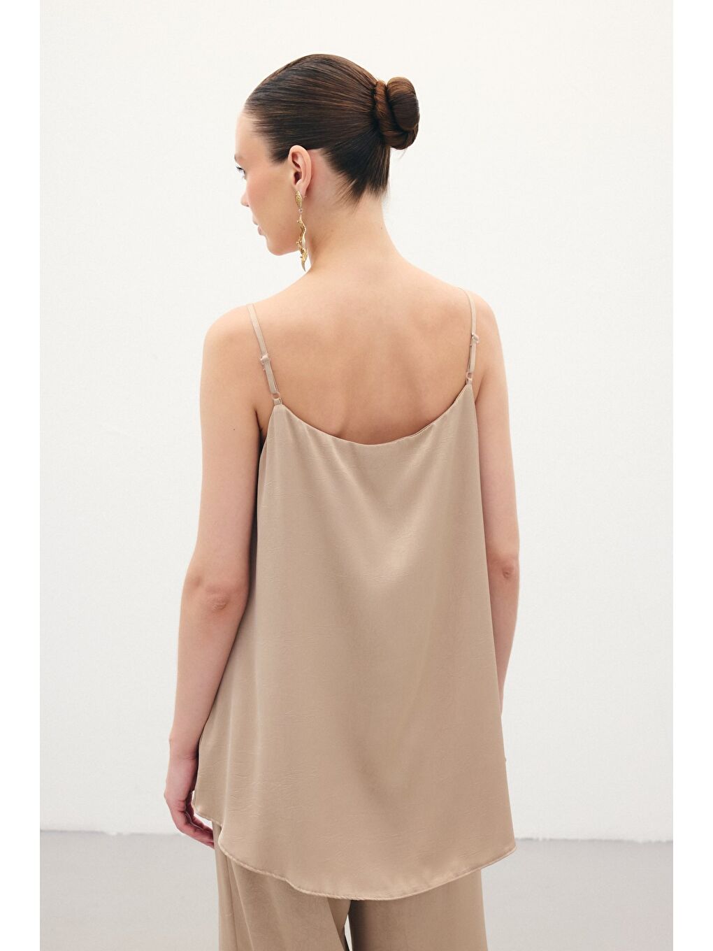 Bej Askılı Saten Bluz - Vizon-6