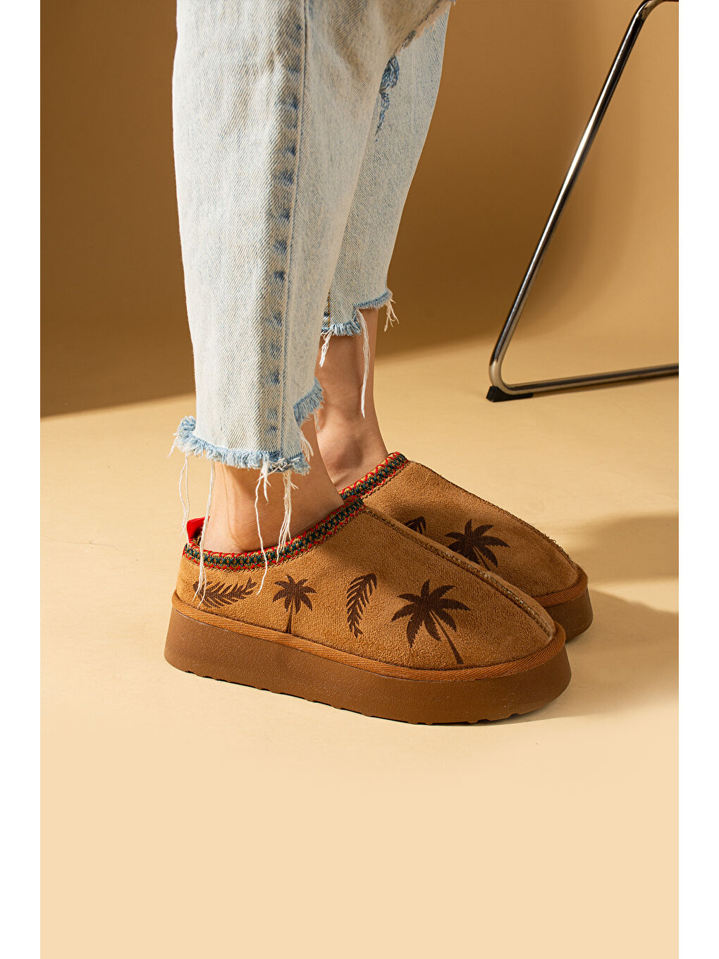 Kahverengi Kalın Taban İçi Kürklü Palmiye Desenli Kadın Ev Terliği 007-2000-23Çiçek-1