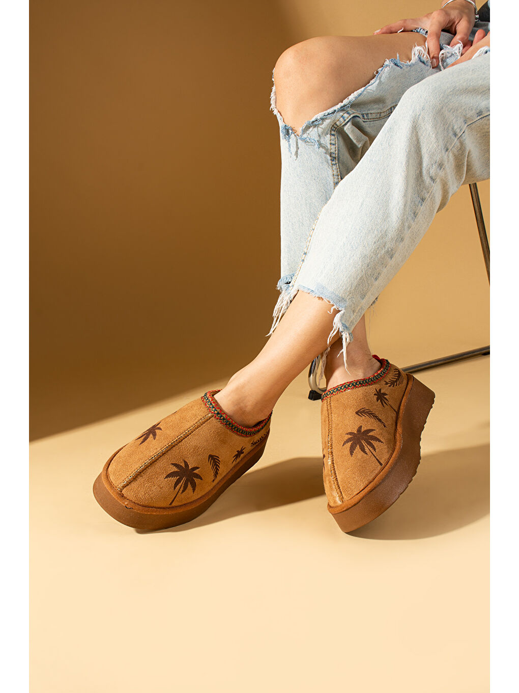 Kahverengi Kalın Taban İçi Kürklü Palmiye Desenli Kadın Ev Terliği 007-2000-23Çiçek-2