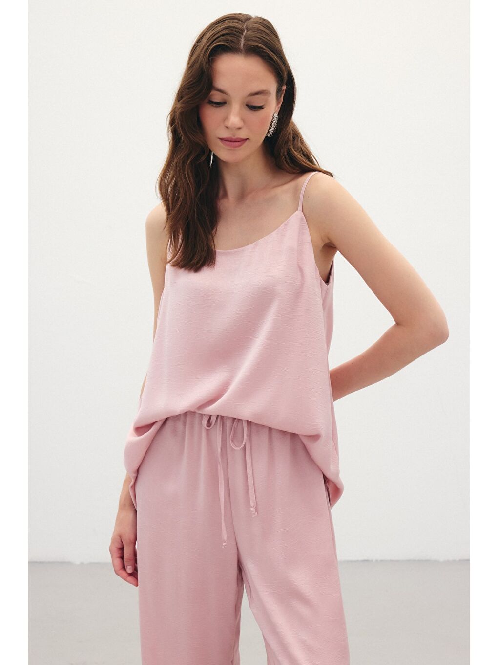Pembe Askılı Saten Bluz - Pudra
