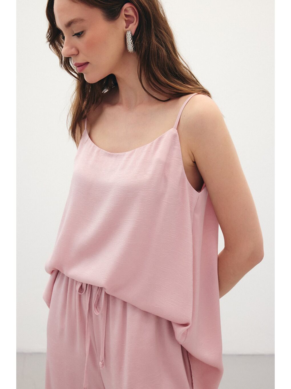 Pembe Askılı Saten Bluz - Pudra-1