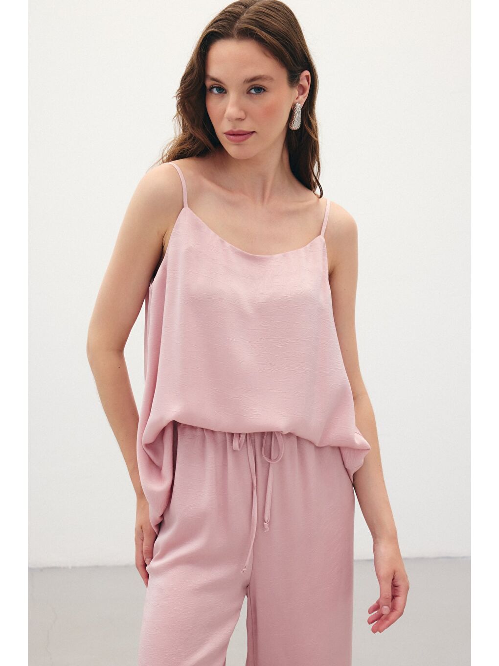 Pembe Askılı Saten Bluz - Pudra-3