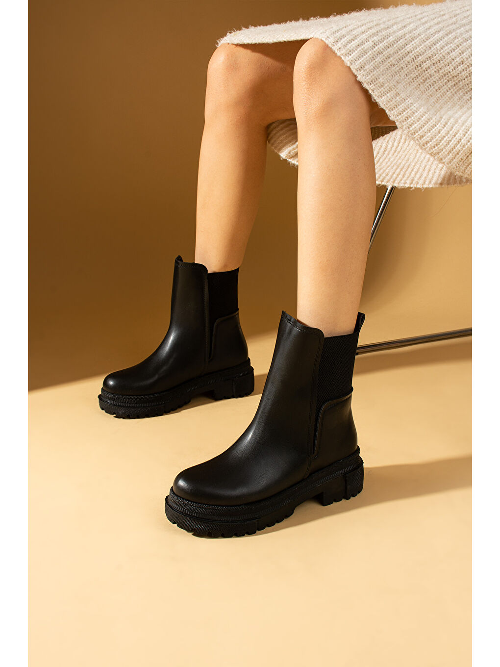 Siyah Kalın Taban Sıcak Astar Lastikli Kadın Bot 008-5590-24