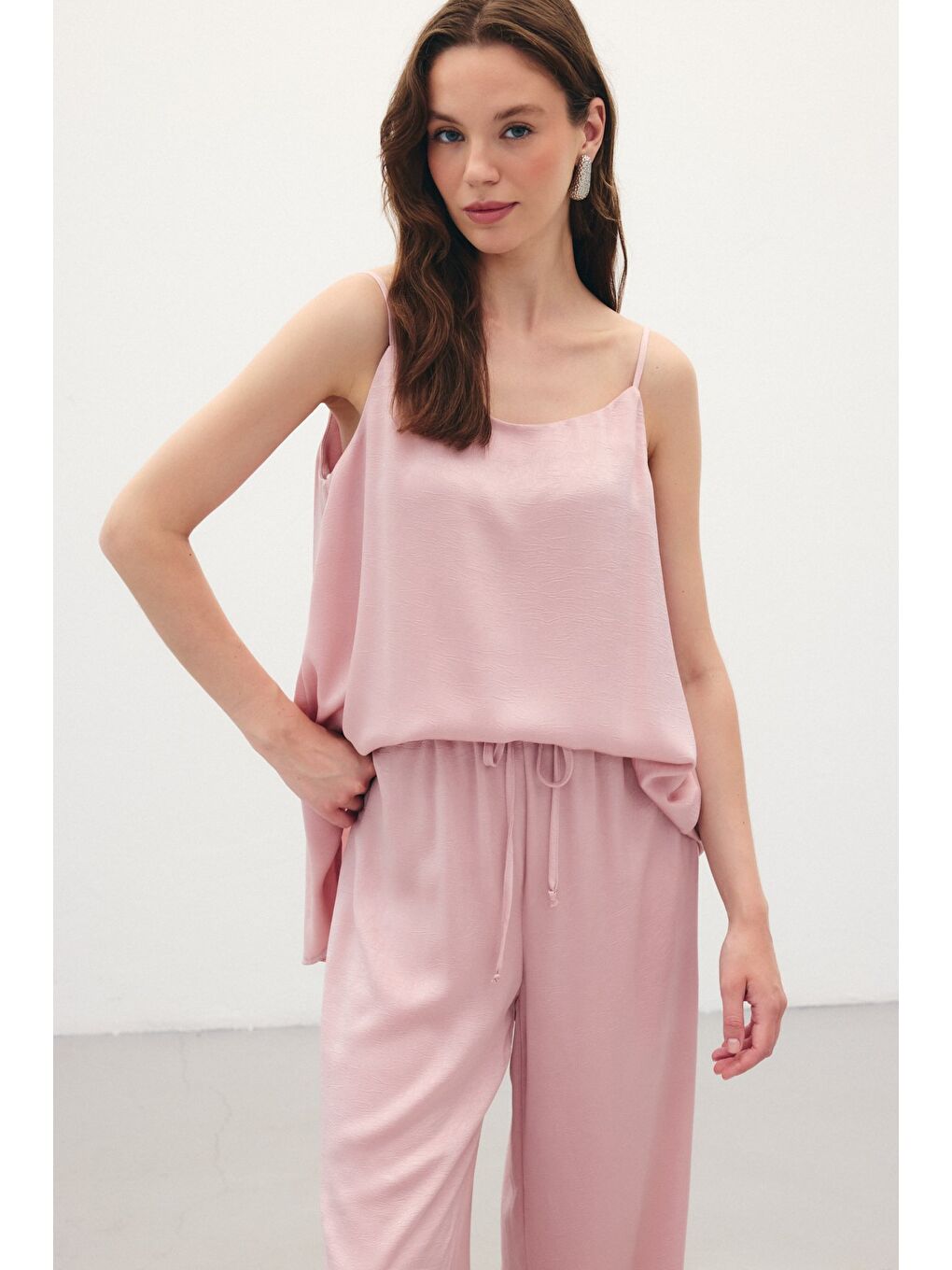 Pembe Askılı Saten Bluz - Pudra-4