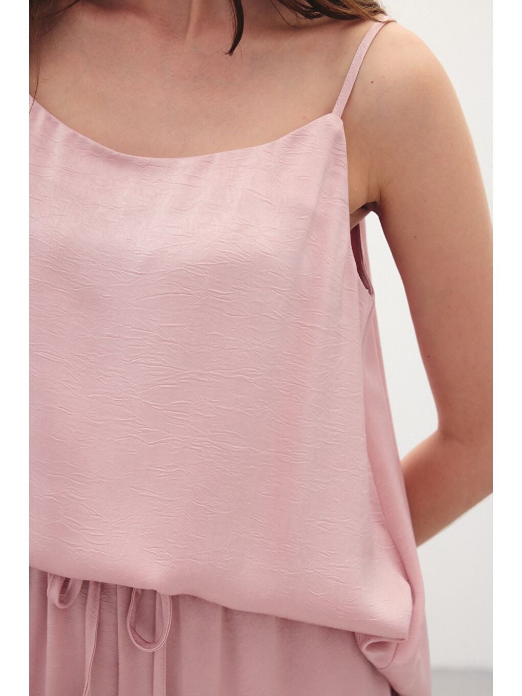 Pembe Askılı Saten Bluz - Pudra-5