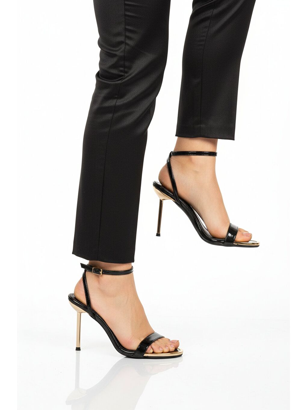 Siyah Hafif İnce Topuklu Kadın Topuklu Abiye Ayakkabı 608402 Z