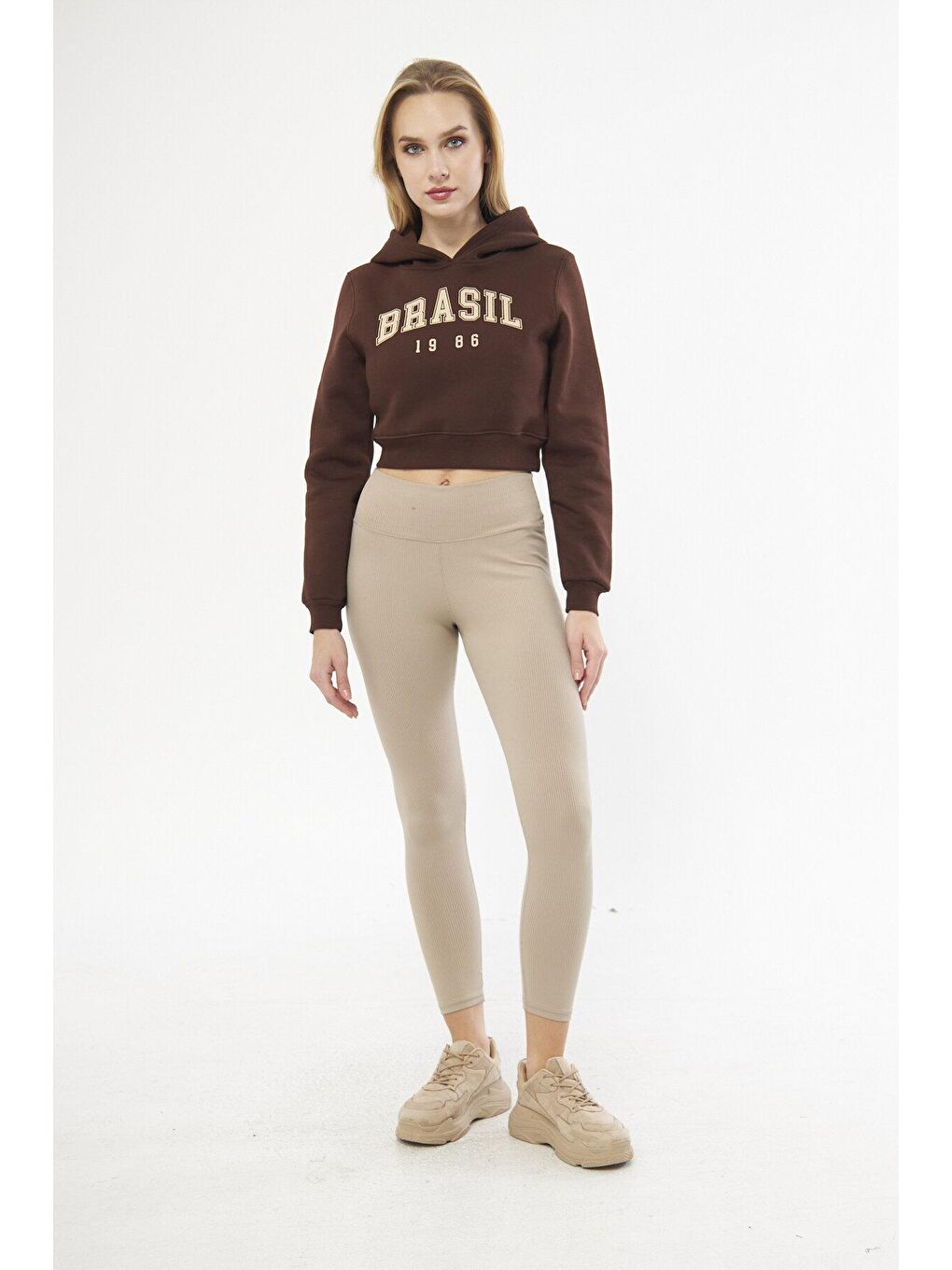 Charamela Kahverengi Slogan Baskılı Crop Sweatshirt