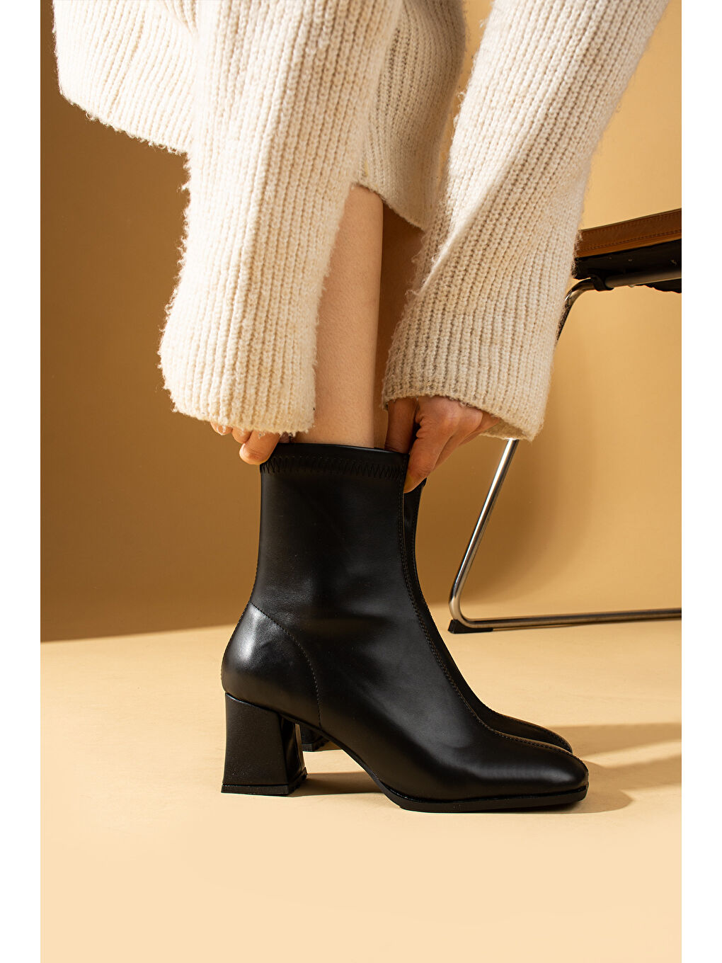 Siyah Küt Burunlu Kalın Topuklu Fermuarlı Kadın Bot 008-890-24