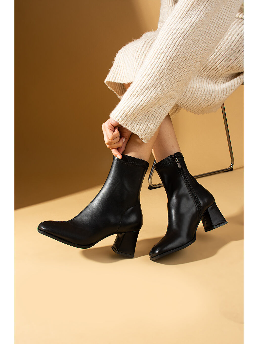 Siyah Küt Burunlu Kalın Topuklu Fermuarlı Kadın Bot 008-890-24-1