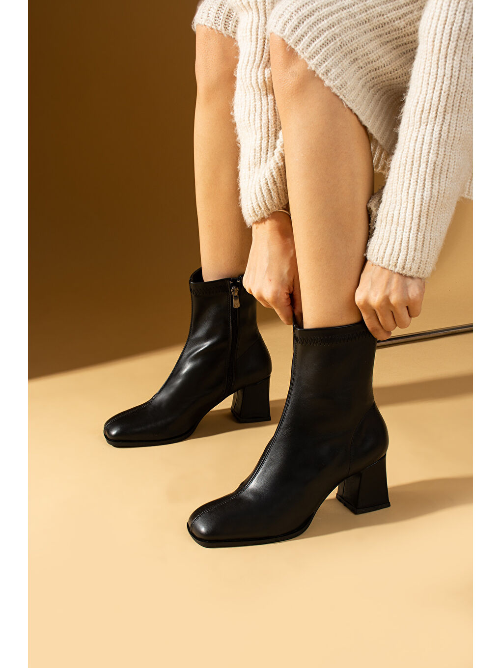 Siyah Küt Burunlu Kalın Topuklu Fermuarlı Kadın Bot 008-890-24-2