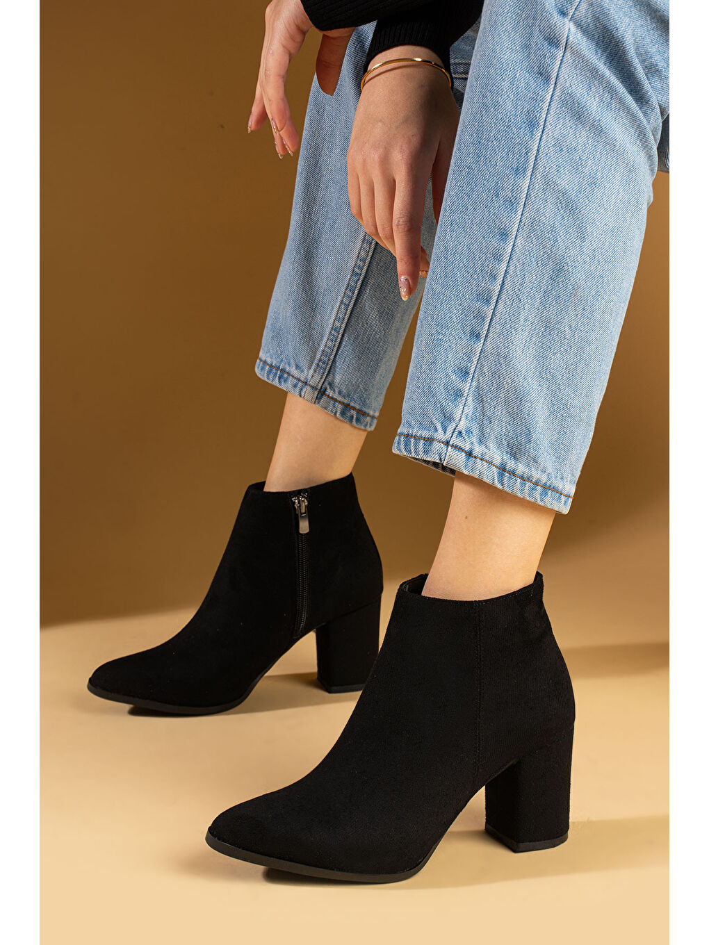Siyah Sivri Burun Fermuarlı Kalın Topuklu Kadın Bot & Bootie 001-7979-24Süet
