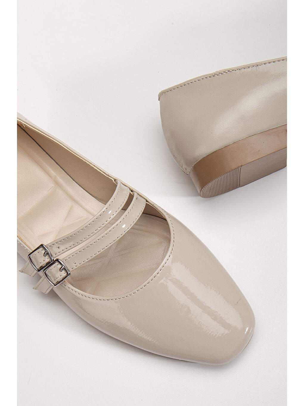 Kadın Bej Oval Burunlu Çift Tokalı Babet-3