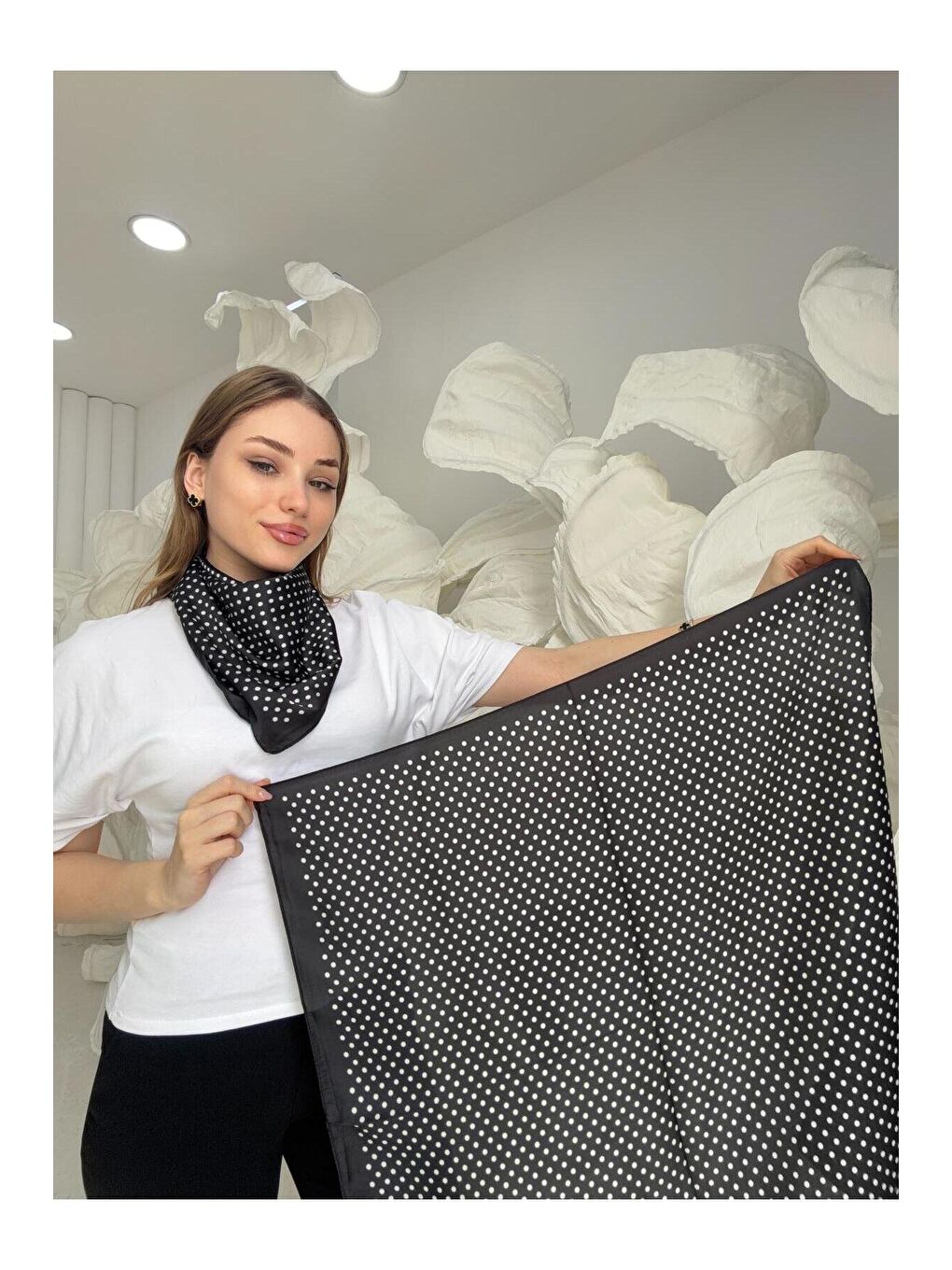 Siyah Puantiye Desenli 70x70 Fular FLR3002