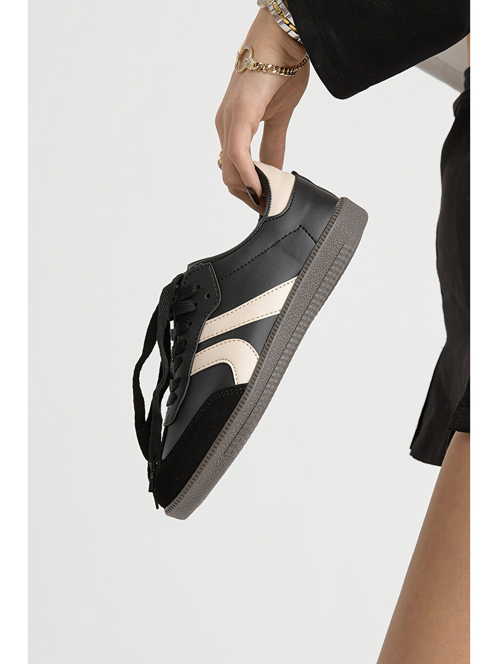 Kadın Siyah Bej Termo Taban Yanı Şeritli Bağcıklı Spor Ayakkabı