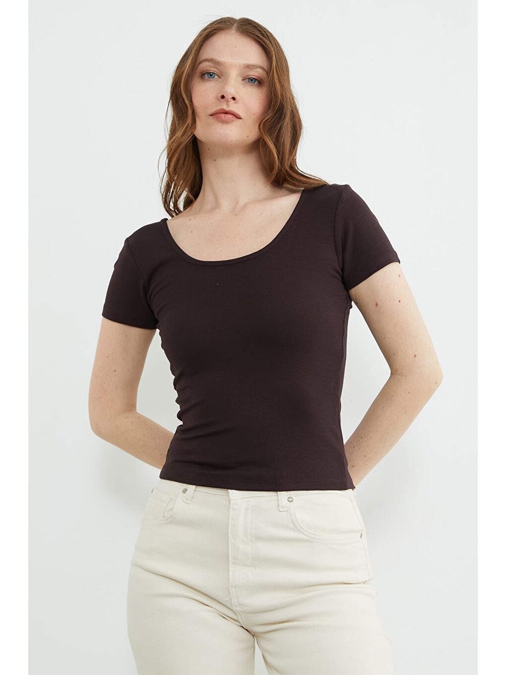 Kahverengi Basic U Yaka Crop Tişört-1