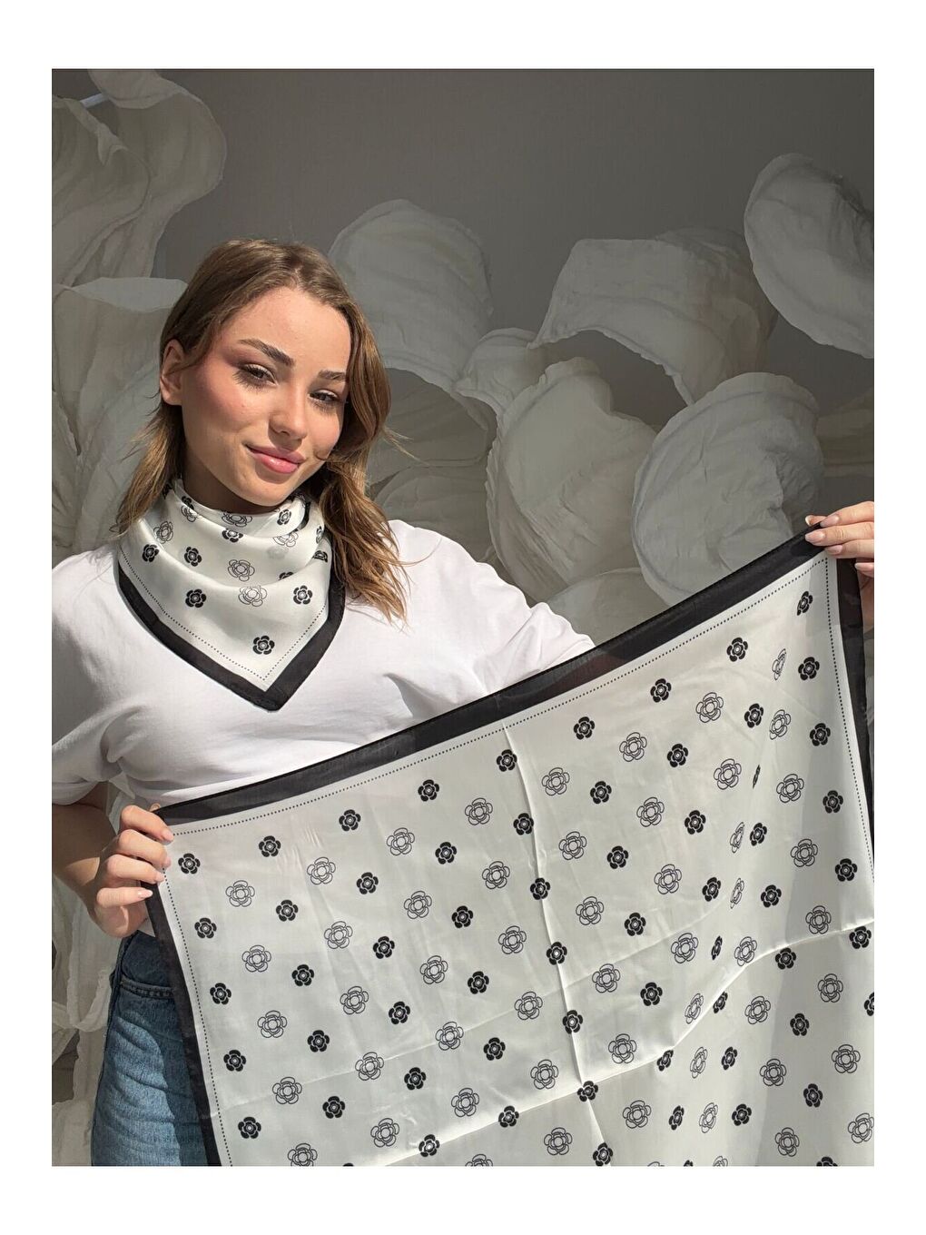 Siyah Çiçek Desenli 70x70 Fular FLR3005