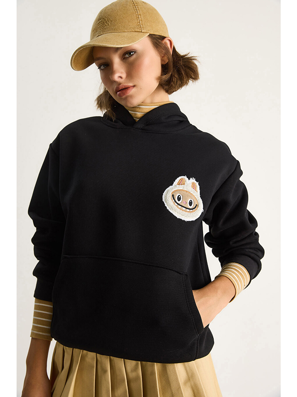 Siyah Kadın Nakış İşlemeli Kapüşonlu Kanguru Cepli Sweatshirt