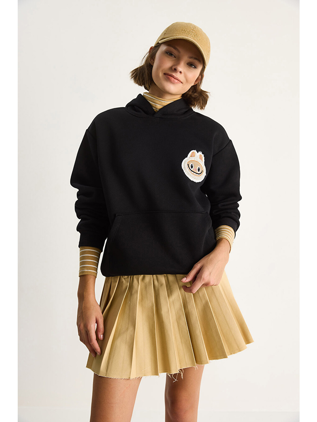 Siyah Kadın Nakış İşlemeli Kapüşonlu Kanguru Cepli Sweatshirt-1