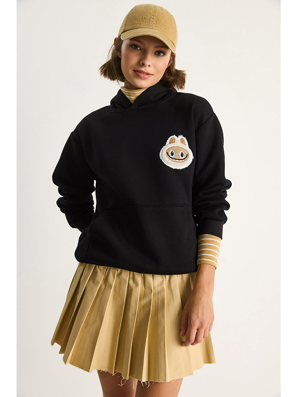 Siyah Kadın Nakış İşlemeli Kapüşonlu Kanguru Cepli Sweatshirt-2
