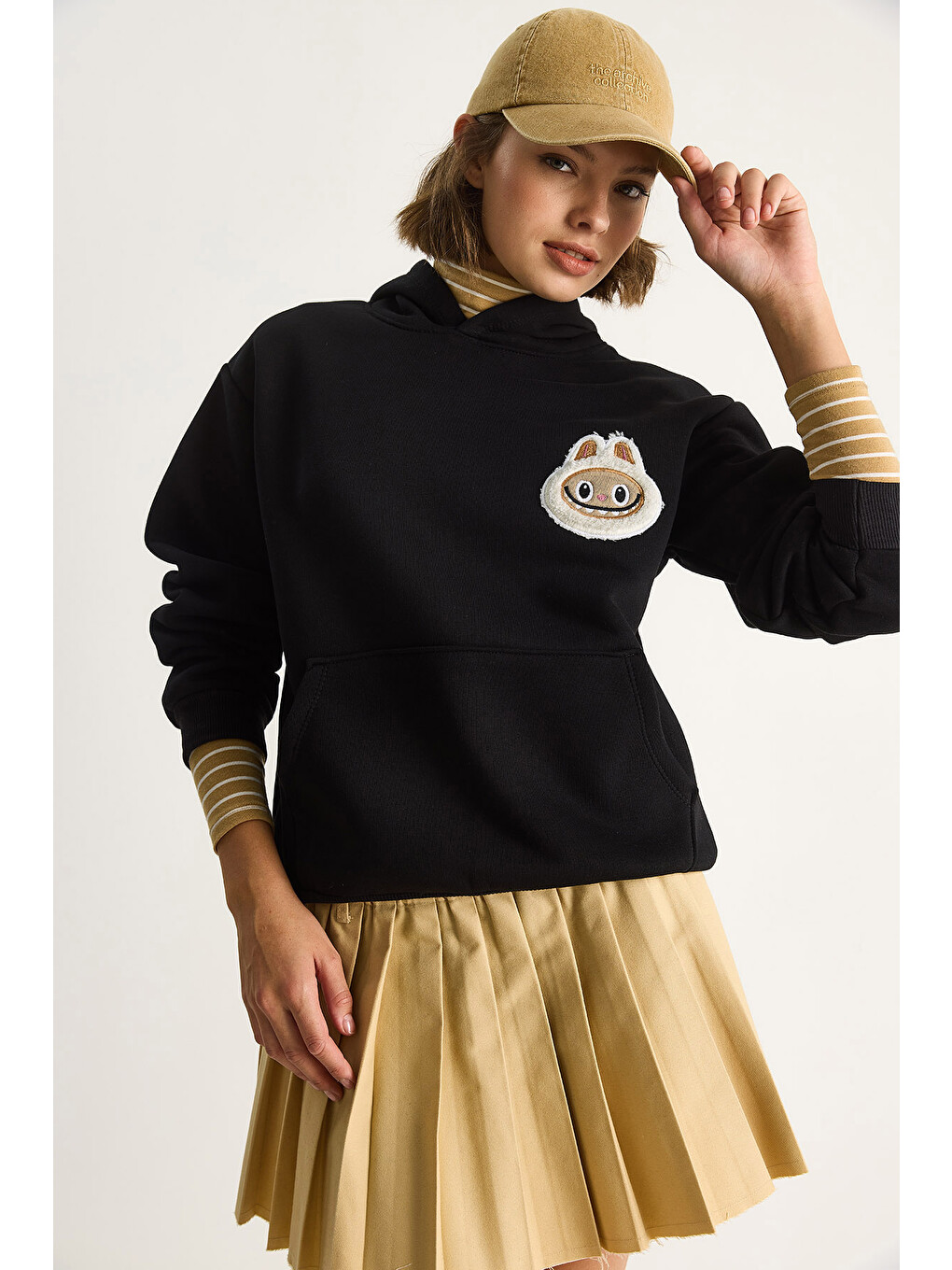 Siyah Kadın Nakış İşlemeli Kapüşonlu Kanguru Cepli Sweatshirt-3