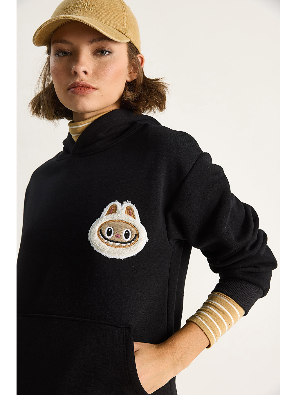 Siyah Kadın Nakış İşlemeli Kapüşonlu Kanguru Cepli Sweatshirt-4