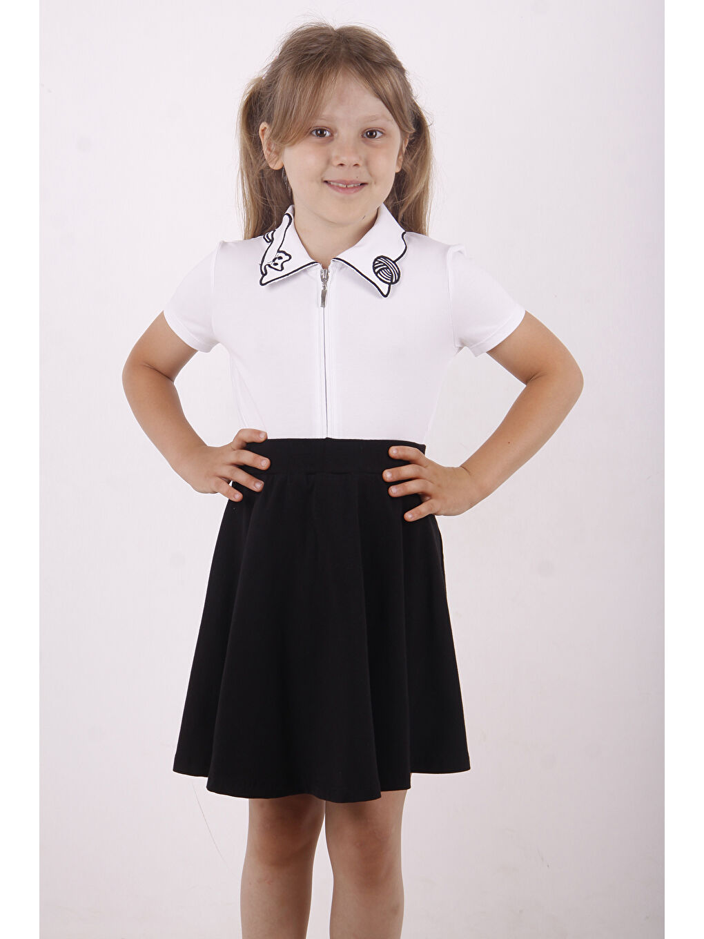 Beyaz Kız Çocuk Yakası Kedi Nakışlı Fermuarlı Tişört