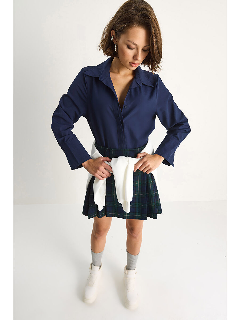 Lacivert Kadın Pliseli Pat Detaylı Geniş Manşet Detaylı Klasik Yaka Gömlek