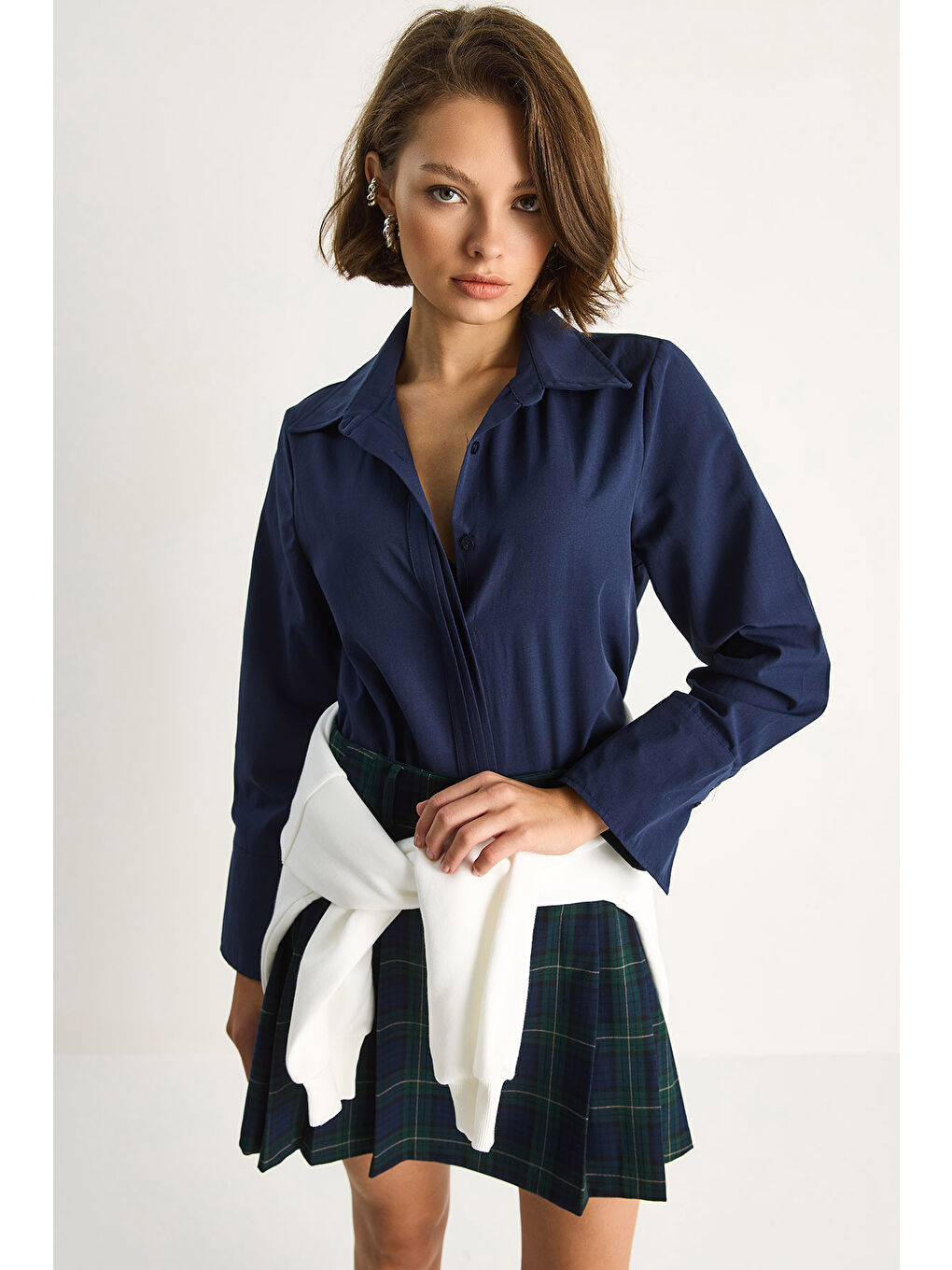 Lacivert Kadın Pliseli Pat Detaylı Geniş Manşet Detaylı Klasik Yaka Gömlek-1