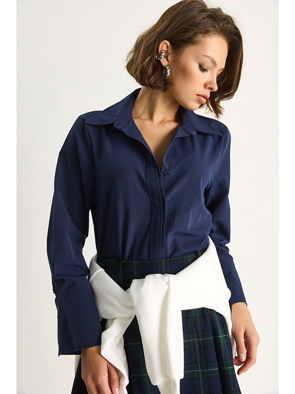 Lacivert Kadın Pliseli Pat Detaylı Geniş Manşet Detaylı Klasik Yaka Gömlek-3