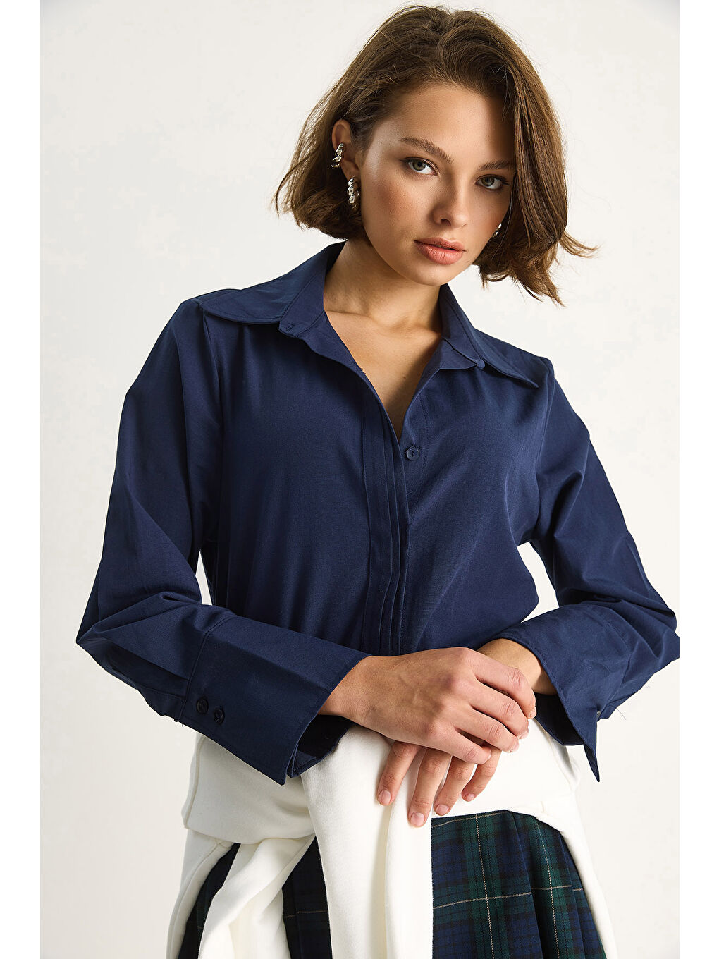 Lacivert Kadın Pliseli Pat Detaylı Geniş Manşet Detaylı Klasik Yaka Gömlek-4