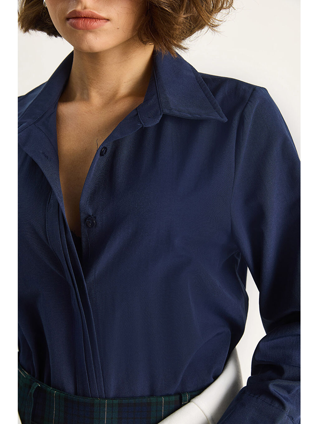 Lacivert Kadın Pliseli Pat Detaylı Geniş Manşet Detaylı Klasik Yaka Gömlek-5