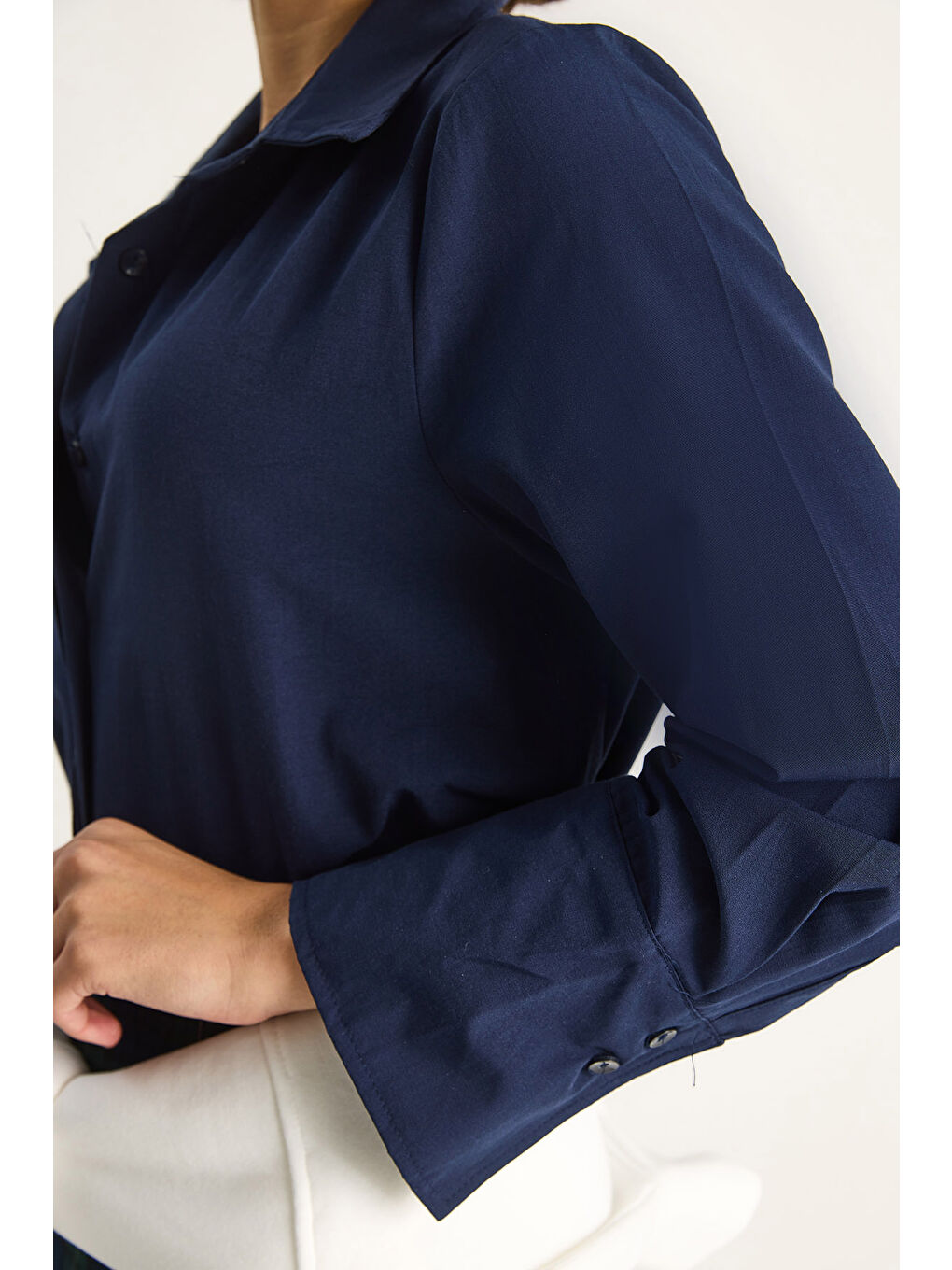 Lacivert Kadın Pliseli Pat Detaylı Geniş Manşet Detaylı Klasik Yaka Gömlek-6