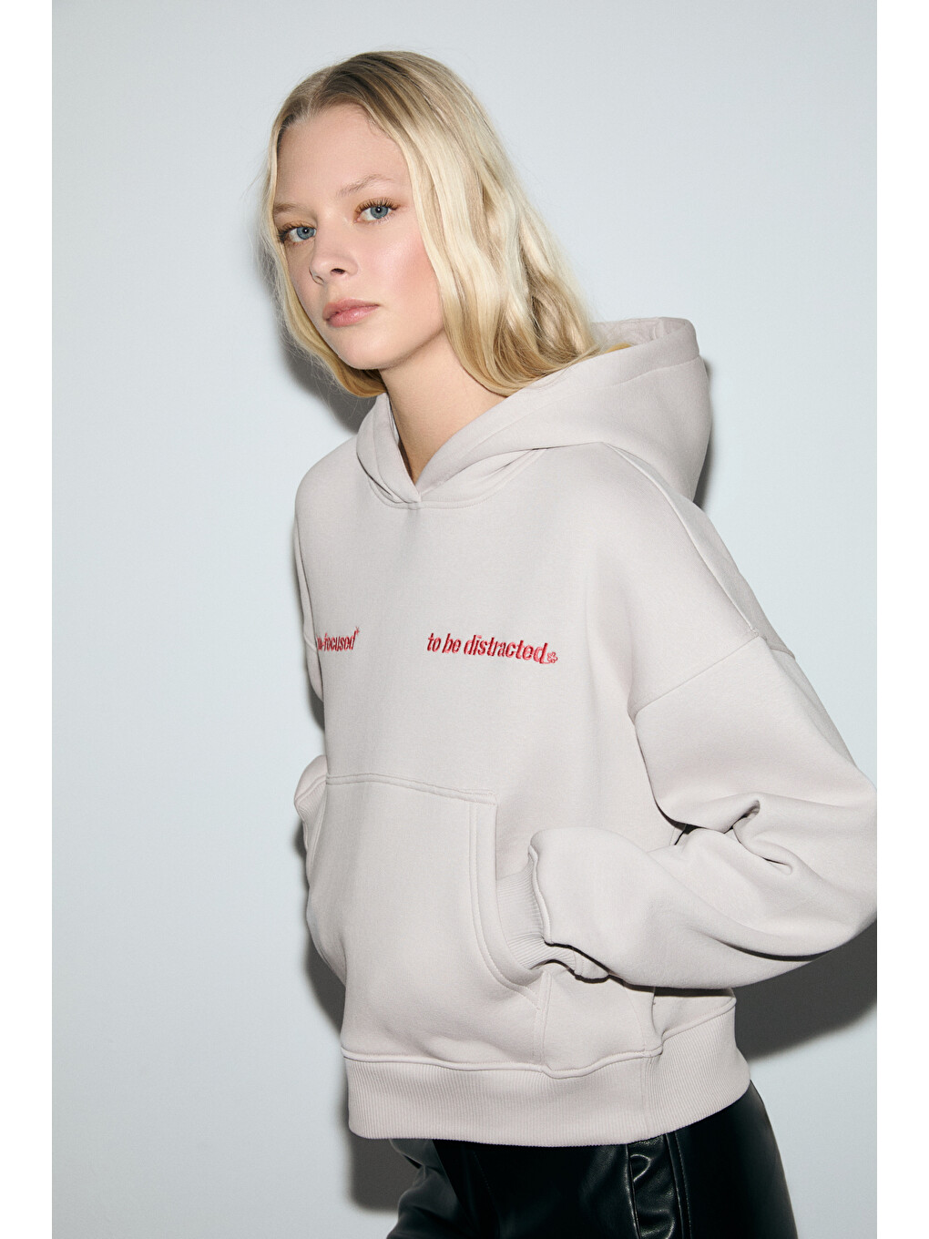 Sılent Kadın Kapüşonlu Organik Pamuklu İçi Polarlı Kangru Cepli Baskılı Nakışlı Açık Lila Sweatshirt-4