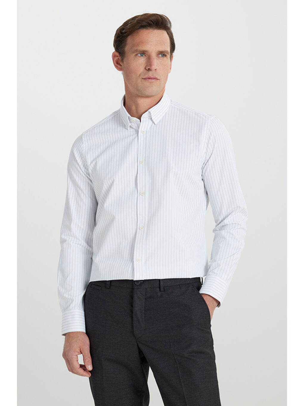 Erkek Beyaz-Haki Pamuklu Oxford Slim Fit Dar Kesim Gizli Düğmeli Yaka Çizgili Gömlek