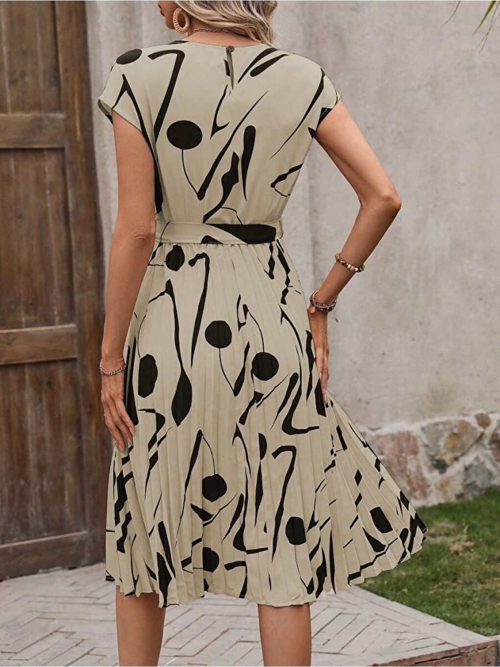 Bej Kadın Kısa Yarasa Kollu Yuvarlak Yaka Beli Büzgülü Süprem Elbise-3