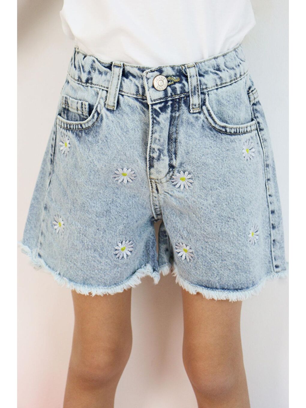 Kız Çocuk Şort Jean Papatya Nakışlı Paçası Püskül Detaylı Açık Mavi (5-9 Yaş)-1