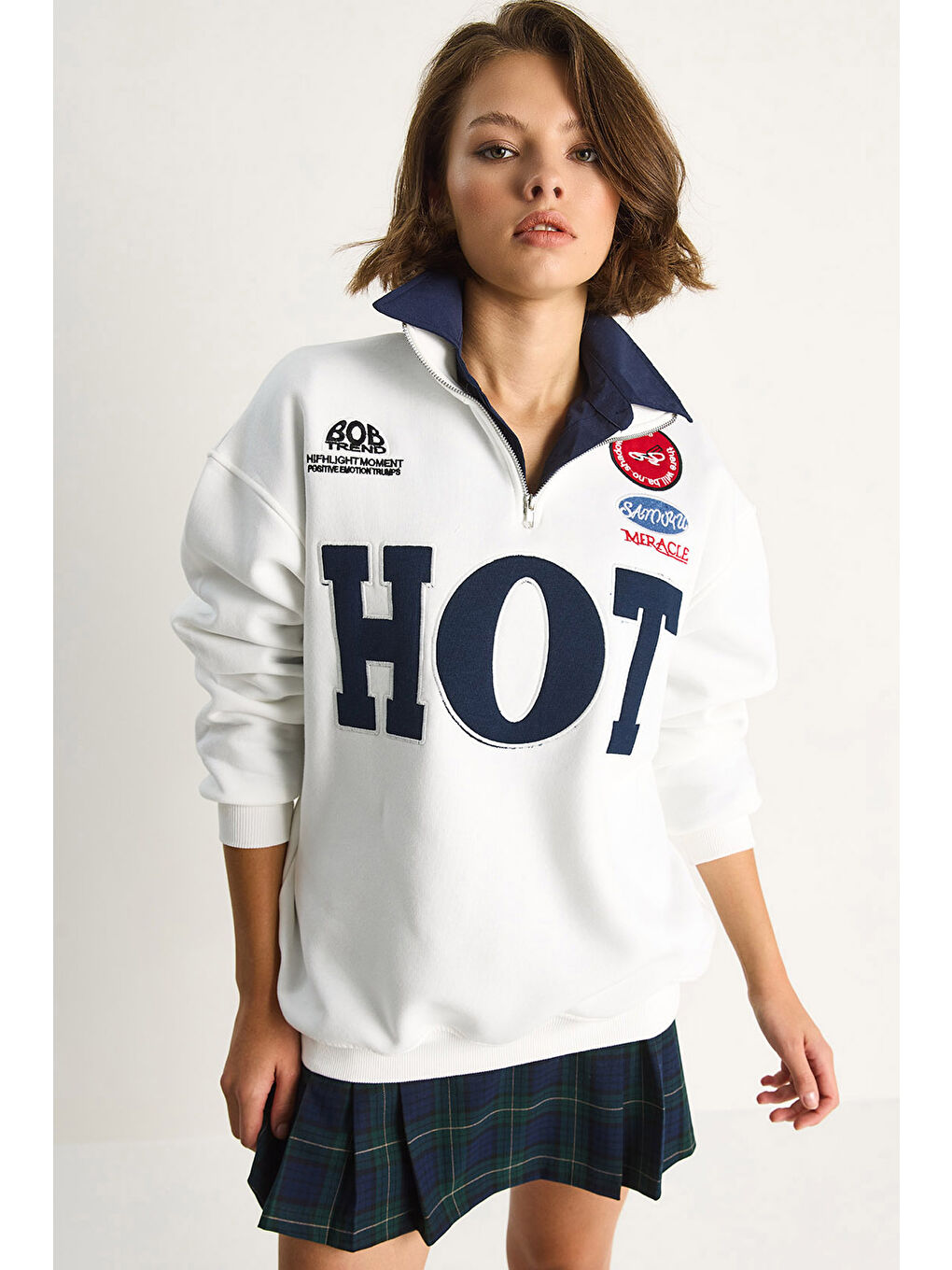 Beyaz Kadın Fermuarlı Dik Yaka İşlemeli Üç İplik Şardonlu Oversize Sweatshirt