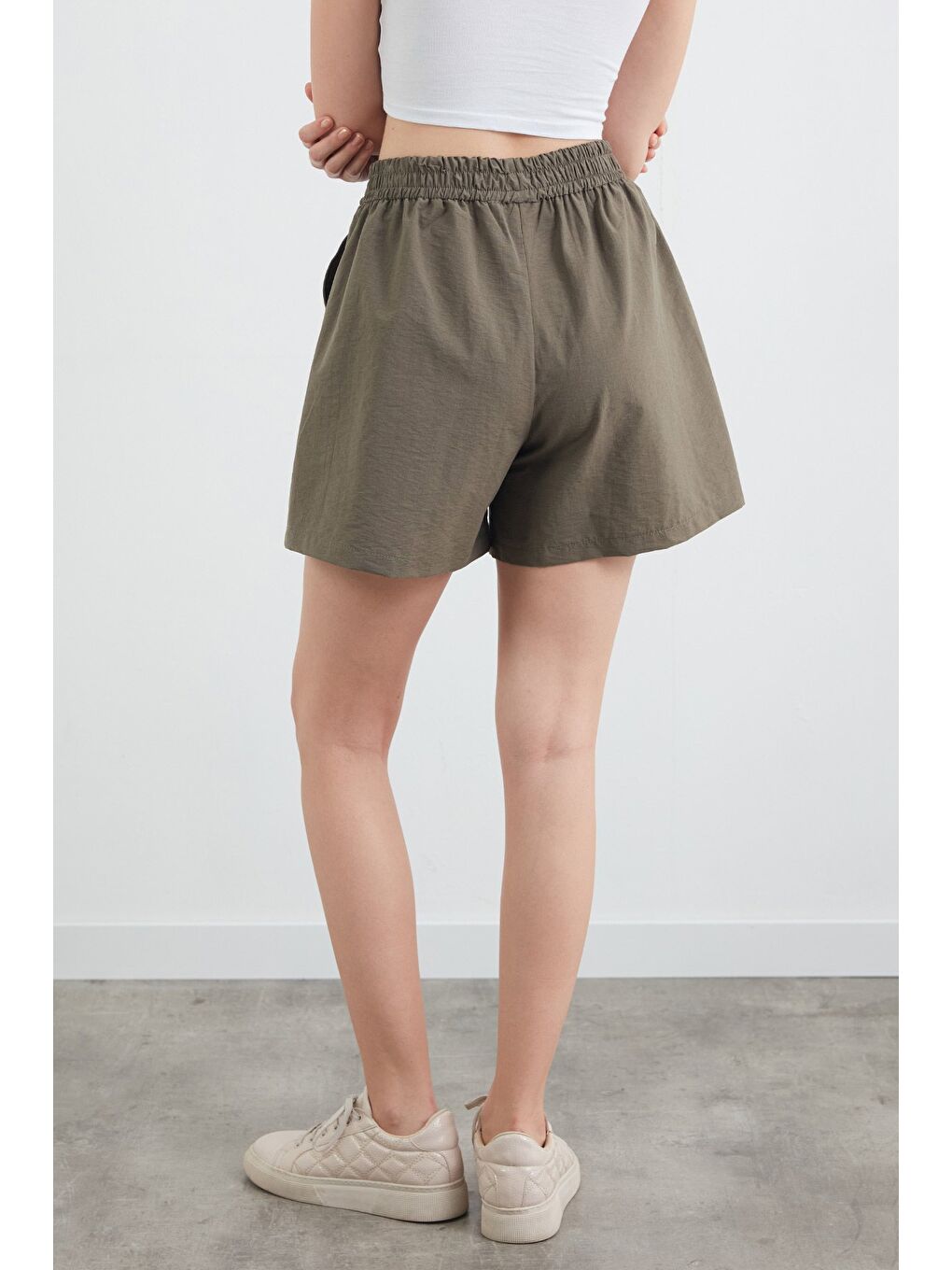 Haki Basic Beli Lastikli Paraşüt Kumaş Şort-1