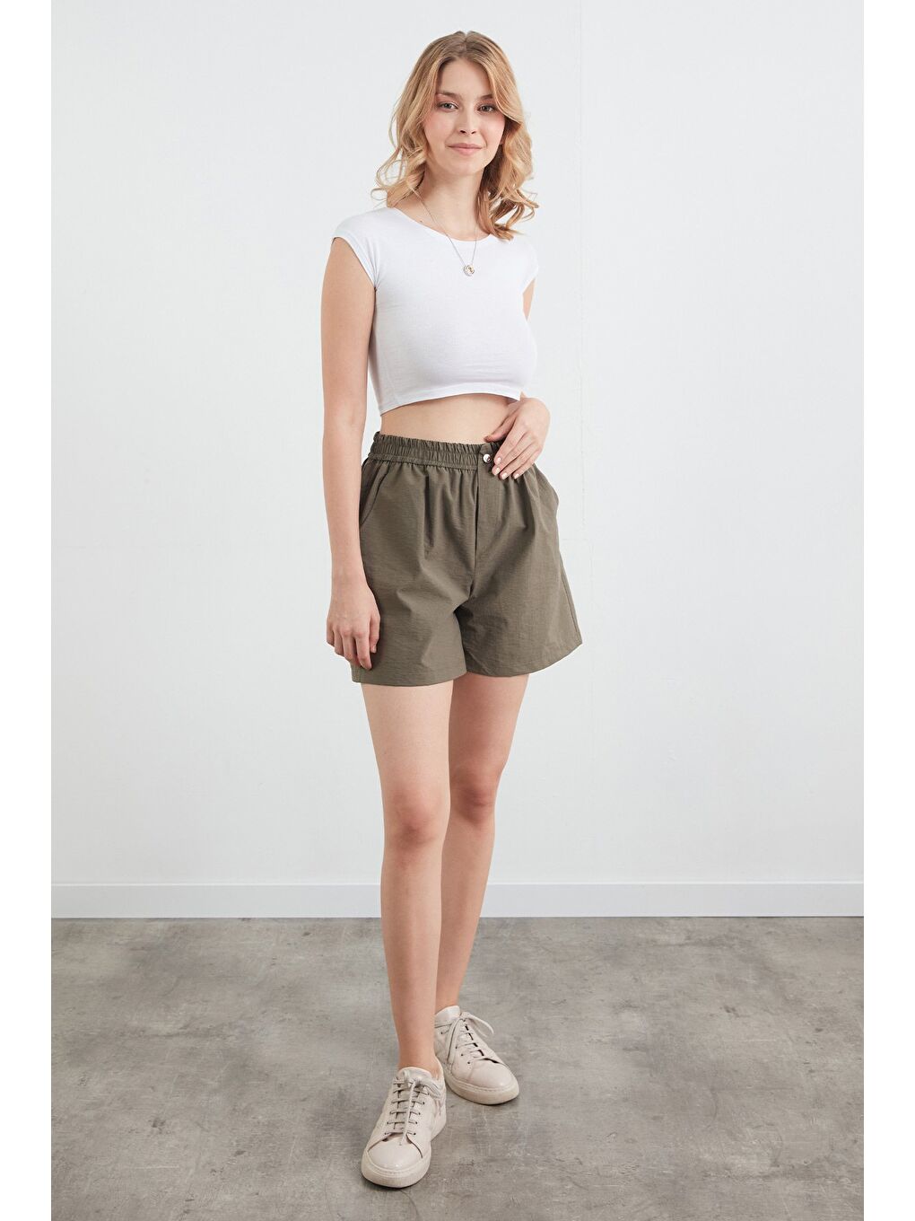 Haki Basic Beli Lastikli Paraşüt Kumaş Şort-3