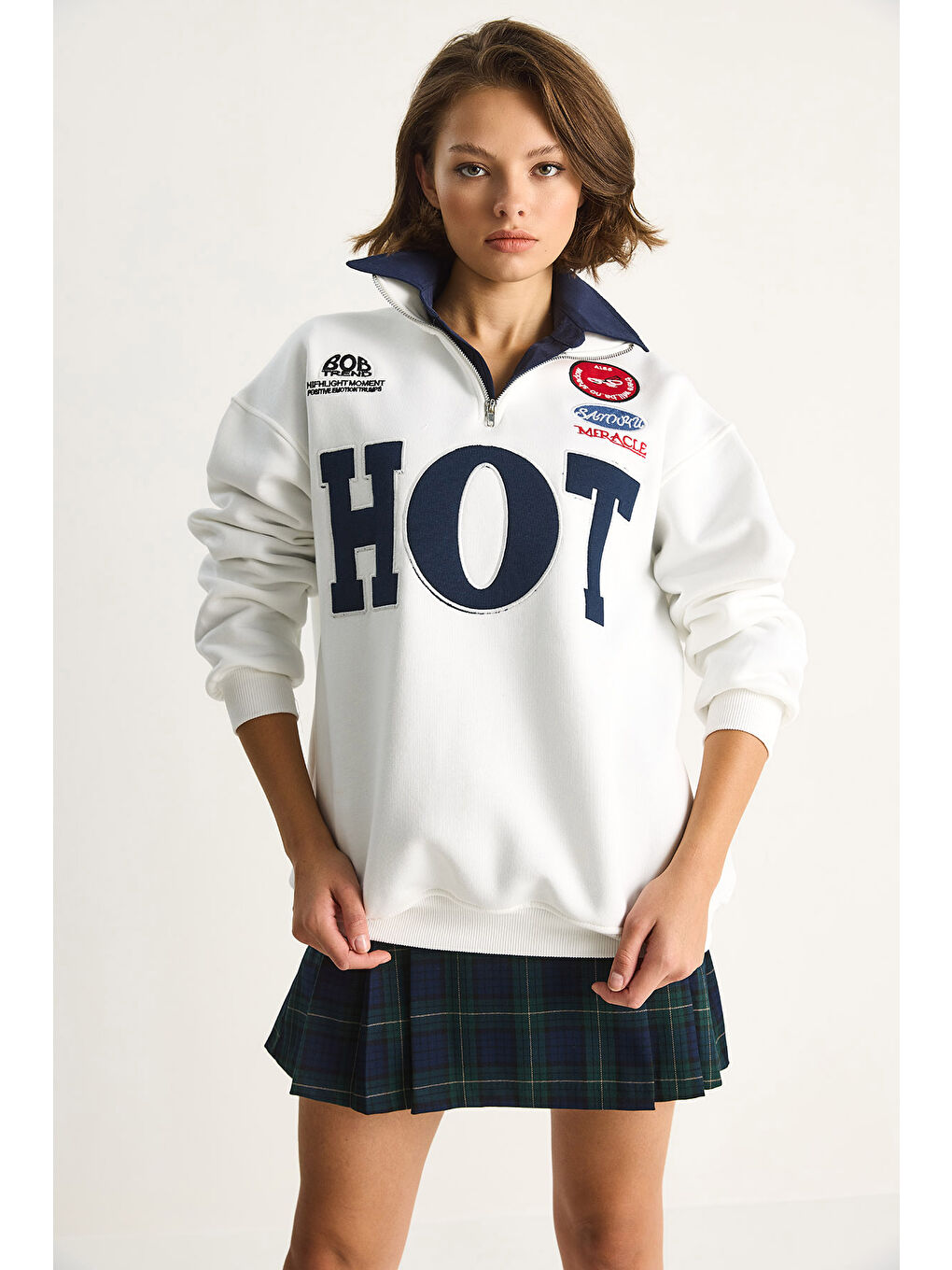 Beyaz Kadın Fermuarlı Dik Yaka İşlemeli Üç İplik Şardonlu Oversize Sweatshirt-1