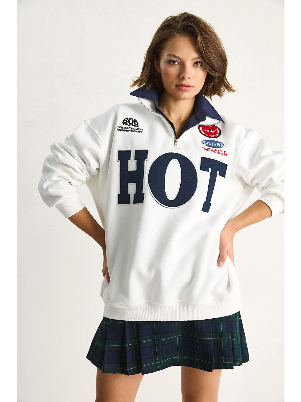 Beyaz Kadın Fermuarlı Dik Yaka İşlemeli Üç İplik Şardonlu Oversize Sweatshirt-2