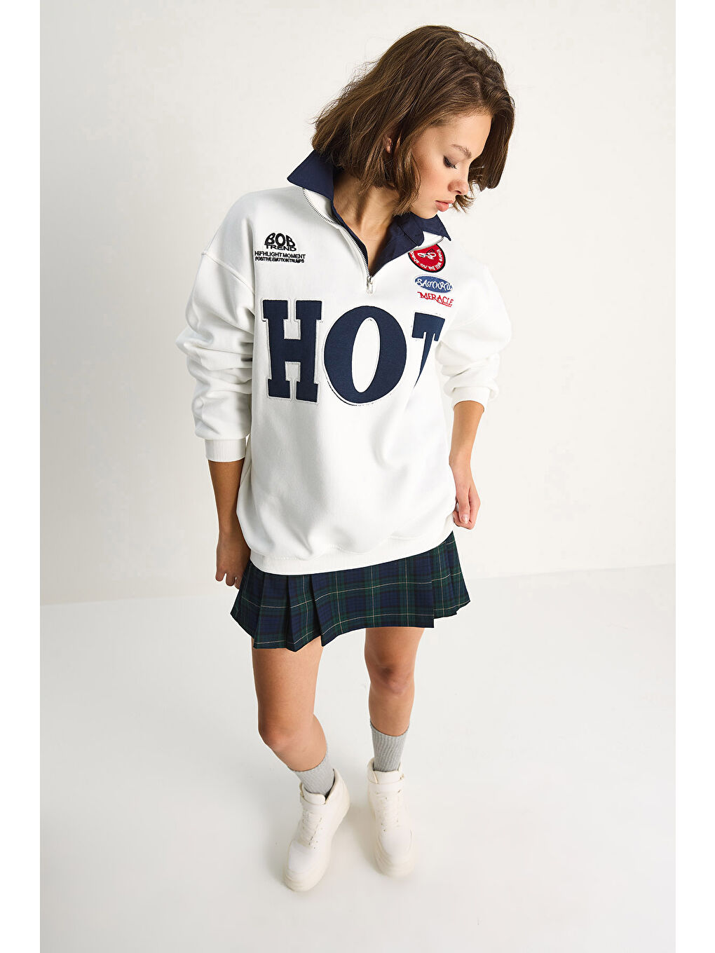 Beyaz Kadın Fermuarlı Dik Yaka İşlemeli Üç İplik Şardonlu Oversize Sweatshirt-3