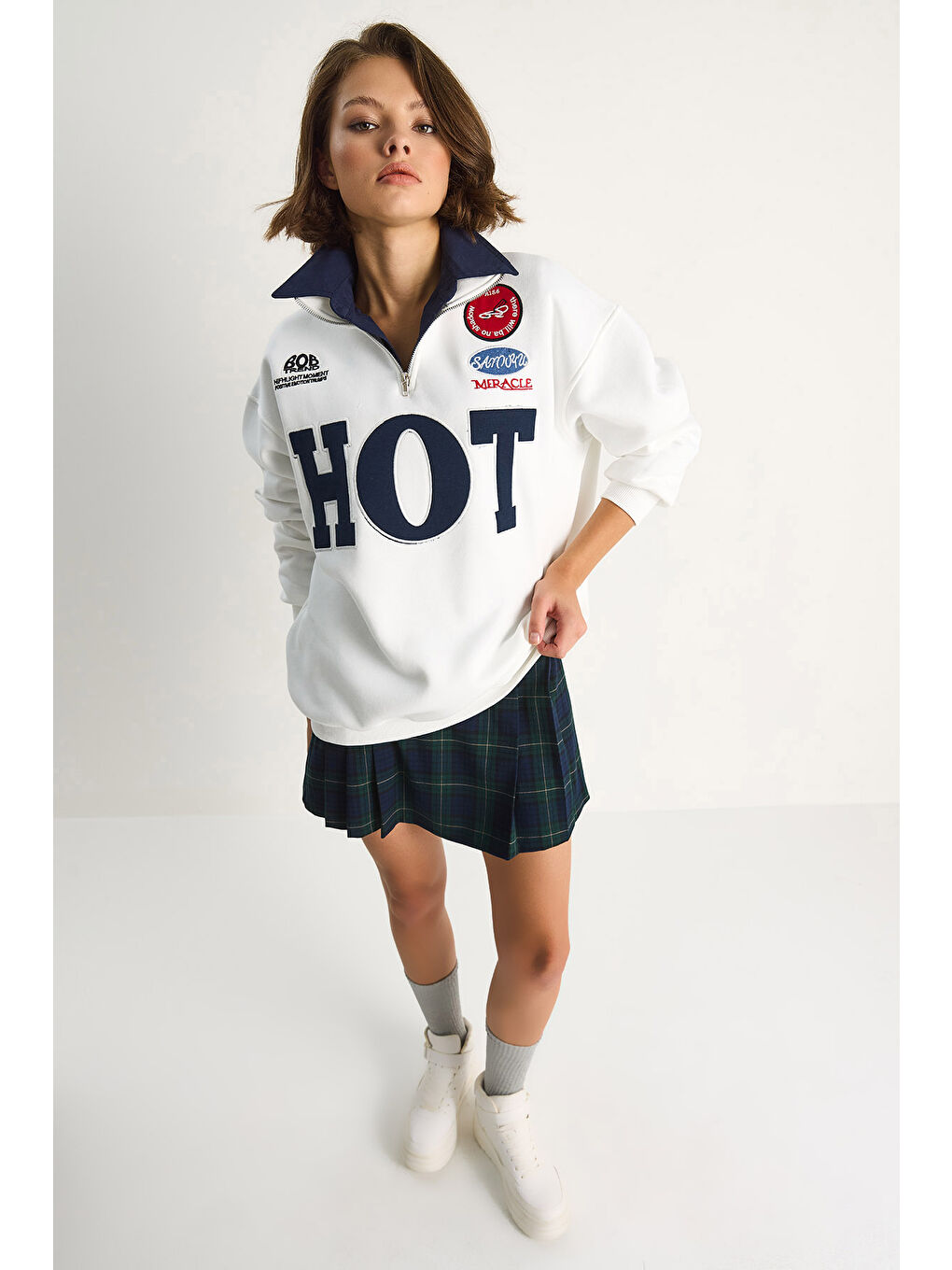 Beyaz Kadın Fermuarlı Dik Yaka İşlemeli Üç İplik Şardonlu Oversize Sweatshirt-4