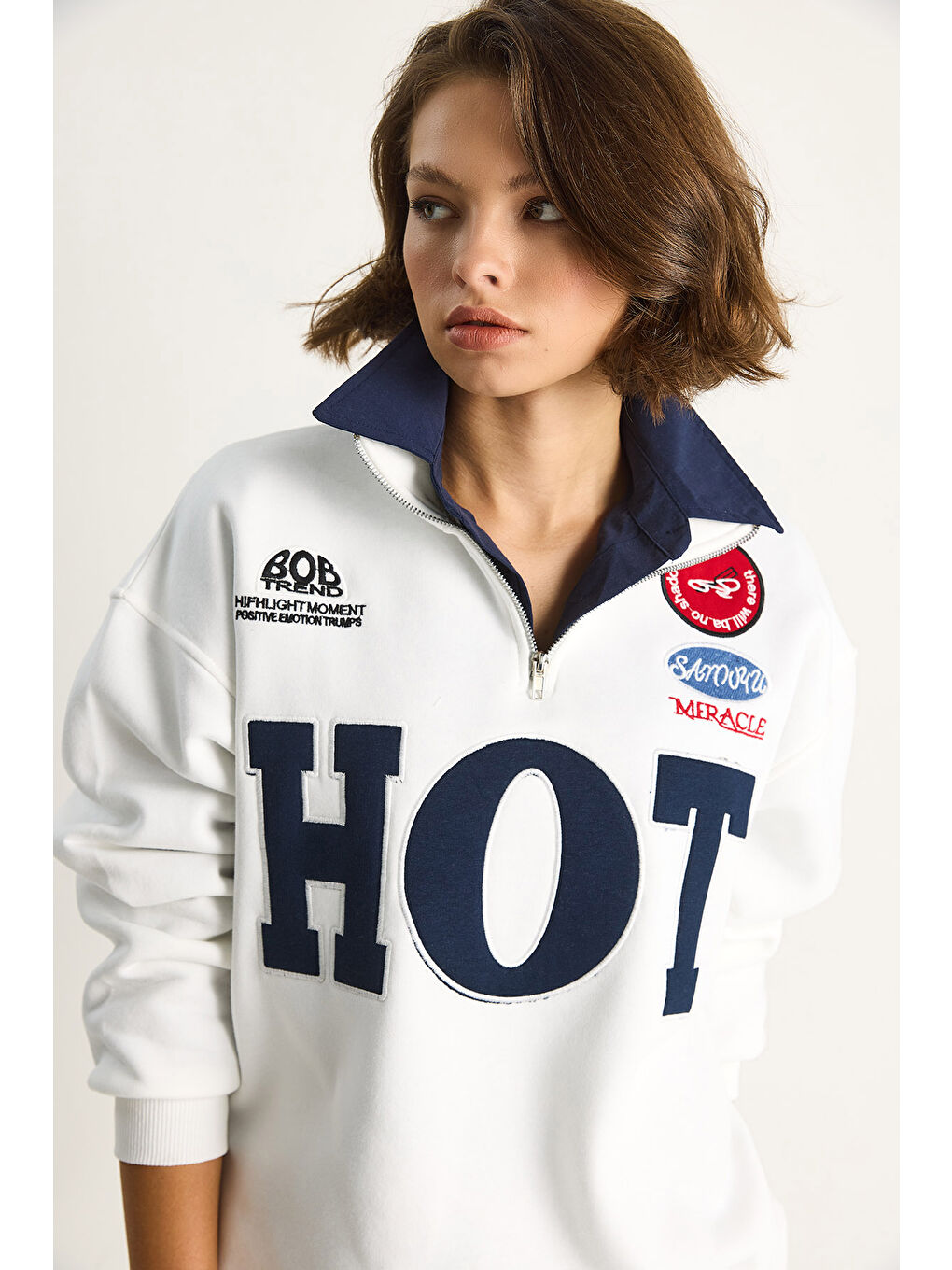 Beyaz Kadın Fermuarlı Dik Yaka İşlemeli Üç İplik Şardonlu Oversize Sweatshirt-5