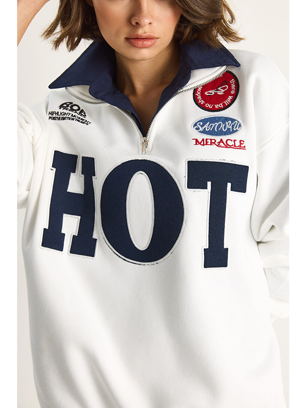 Beyaz Kadın Fermuarlı Dik Yaka İşlemeli Üç İplik Şardonlu Oversize Sweatshirt-6