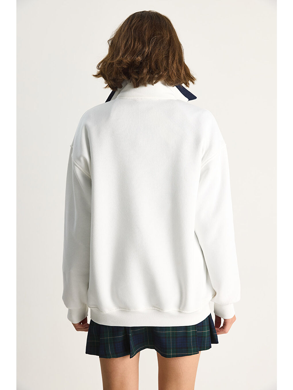 Beyaz Kadın Fermuarlı Dik Yaka İşlemeli Üç İplik Şardonlu Oversize Sweatshirt-7