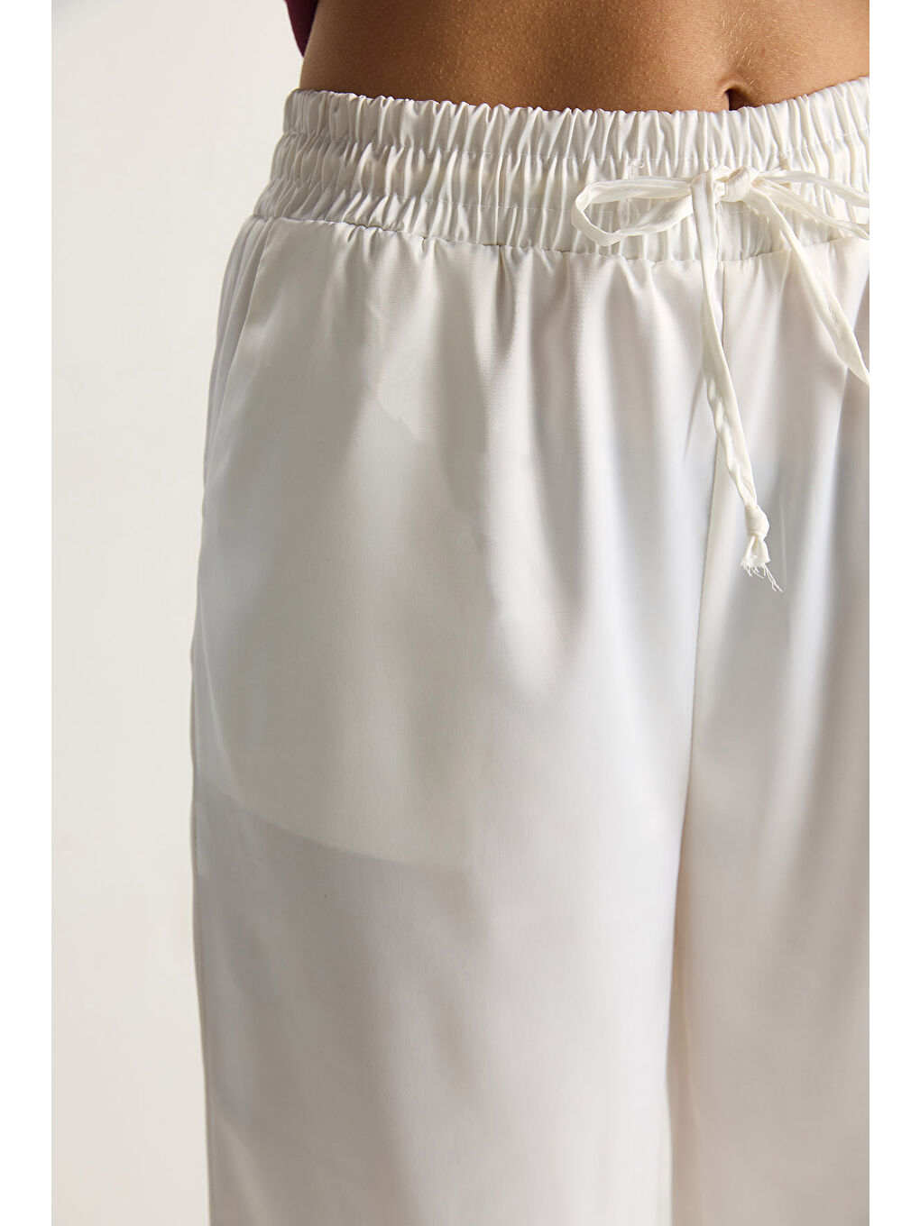 Beyaz Kadın Yüksek Bel Beli Lastikli Saten Bol Paça Pantolon-6