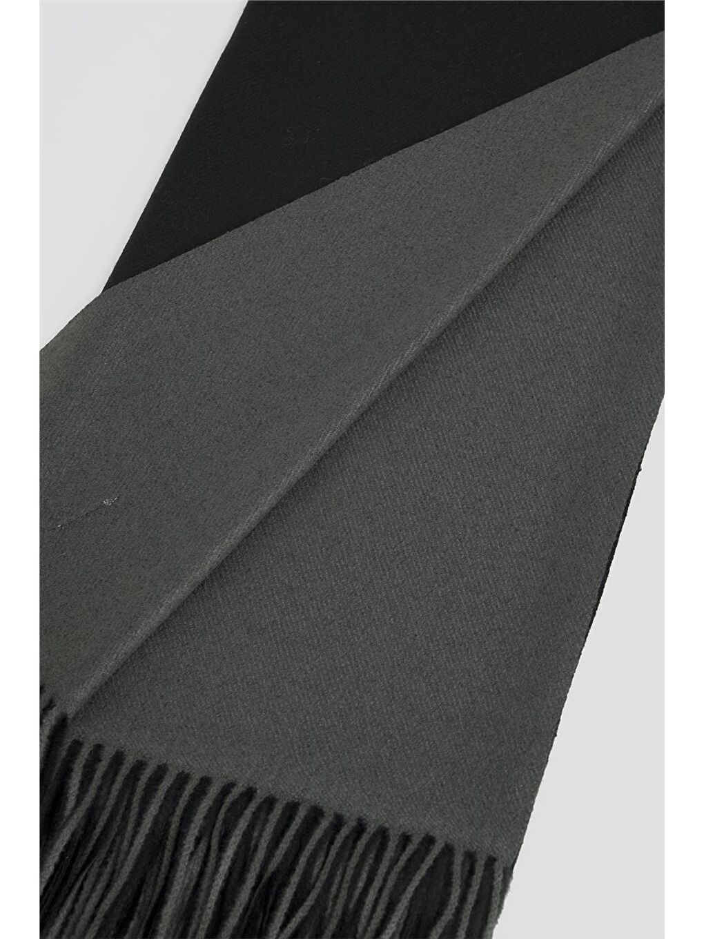 Püsküllü Akrilik Atkı Siyah-2
