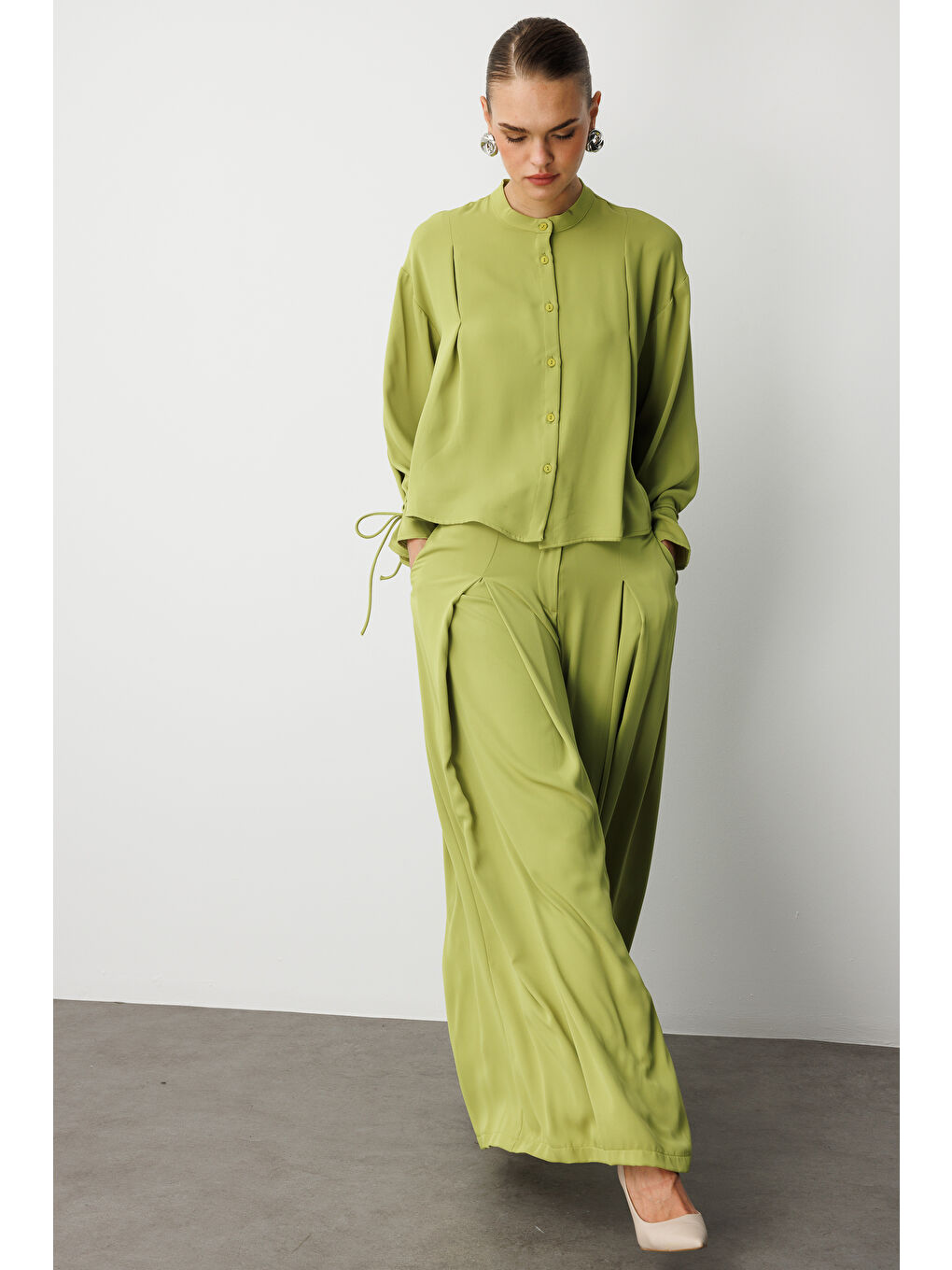 Fıstık Yeşili Hakim Yaka Piliseli Şifon Kısa Yeşil Gömlek-1